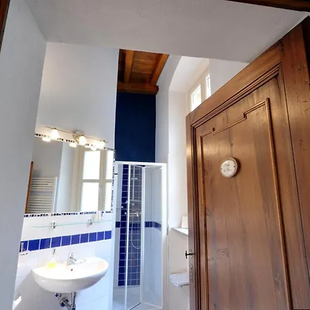 לינה וארוחת בוקר Domus Aurea סאלוצו