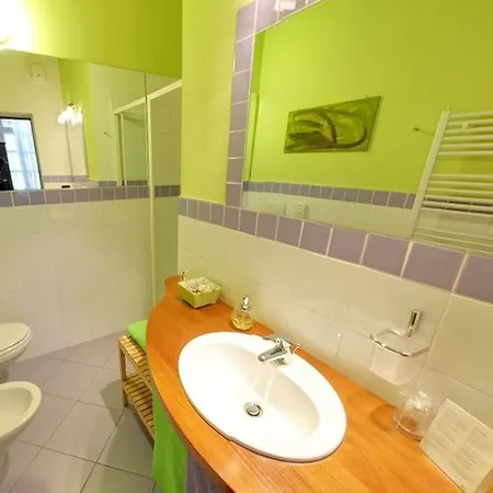 לינה וארוחת בוקר Domus Aurea סאלוצו